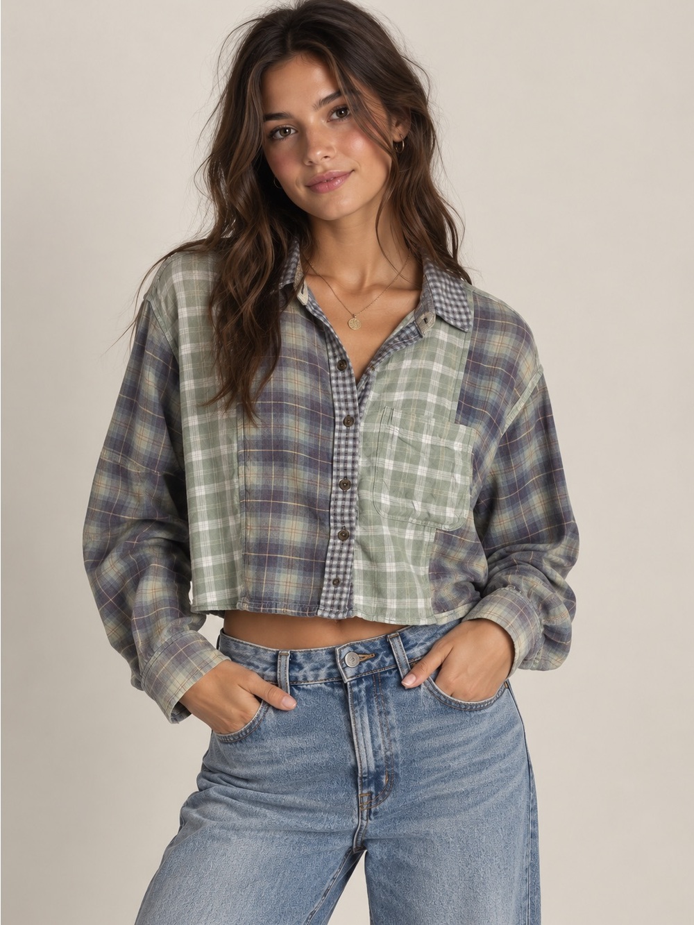 AMERICAN EAGLE • cropped flannel shirt in green and blue patchwork plaid